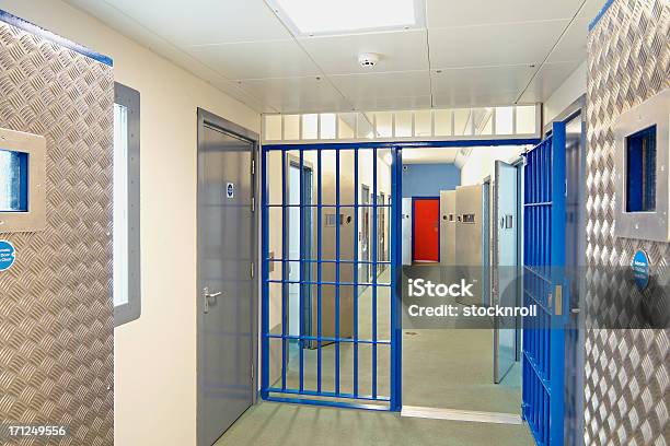 Interior De Um Moderno Prisão Com Portas Abertas - Fotografias de stock e mais imagens de Prisão - Prisão, Moderno, Cela de Prisão