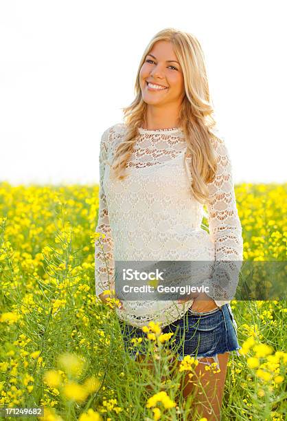 Schönheit Stockfoto und mehr Bilder von Attraktive Frau - Attraktive Frau, Blondes Haar, Blume