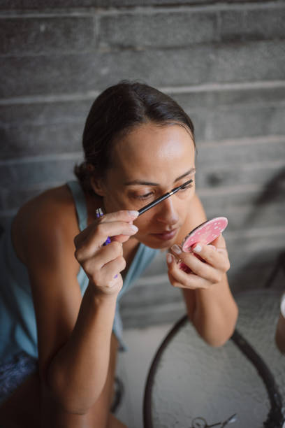 istock Woman shapes her eyebrows 1712499153