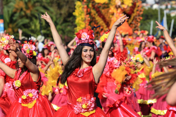 as bailarinas festival de flor de madeira, portugal - flower parade imagens e fotografias de stock