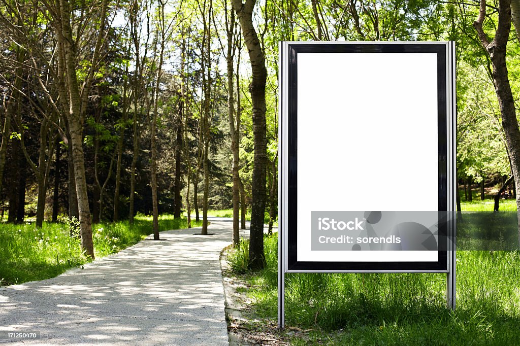 Eine leere weiße billboard in der Mitte eines forest - Lizenzfrei Natur Stock-Foto