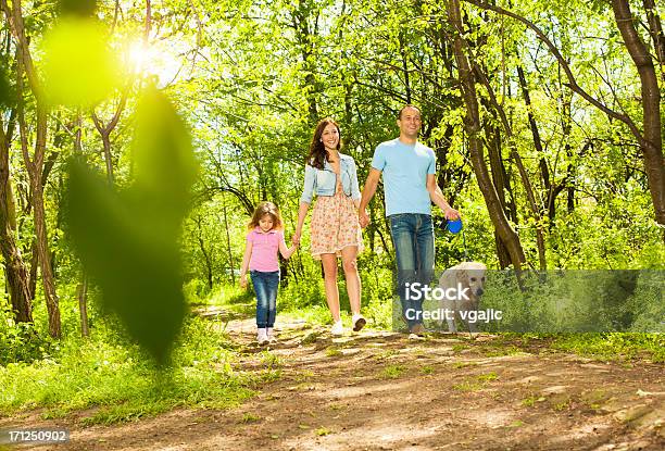 Família Com O Filho E O Cão A Andar Ao Ar Livre - Fotografias de stock e mais imagens de Levar cão a passear - Levar cão a passear, Família, Comunidade