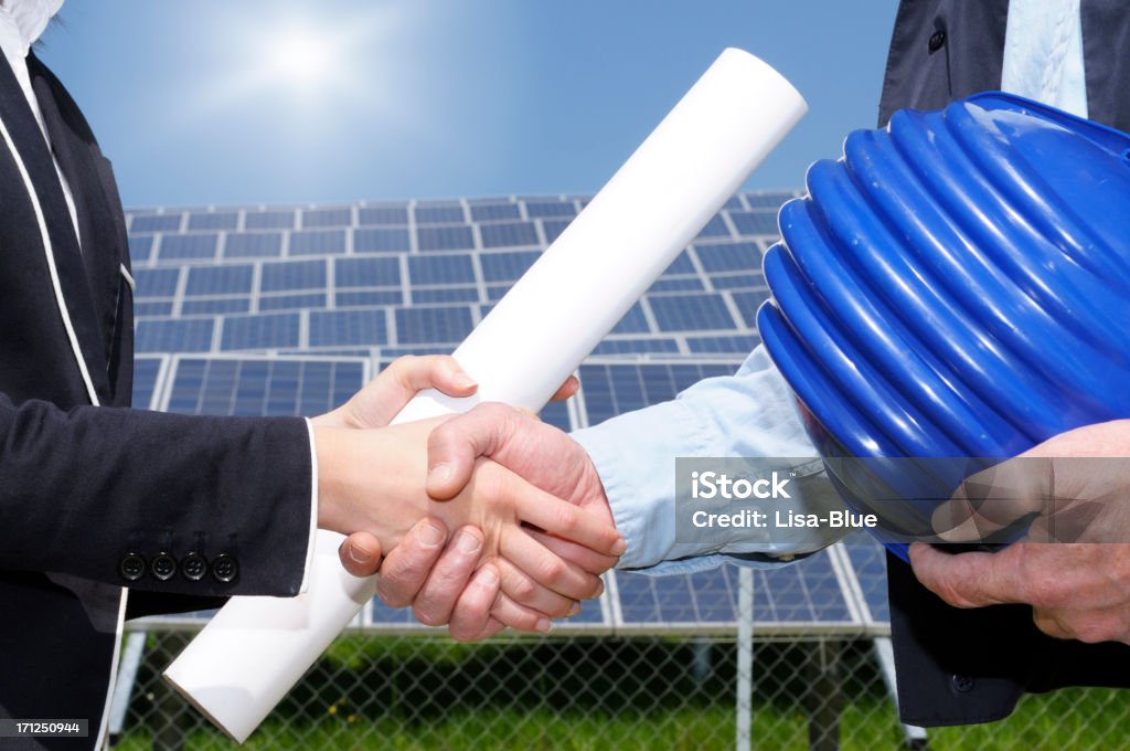 Inżynierowie Uzgadnianie protokołu w Elektrownia słoneczna - Zbiór zdjęć royalty-free (Biznes)