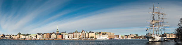 gamla stan waterfront panorama von stockholm, schweden - cirrus stockholm sweden skyline stock-fotos und bilder