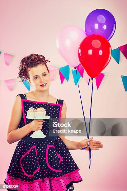 Mädchen Mit Cupcakes Und Ballons Stockfoto und mehr Bilder von 10-11 Jahre - 10-11 Jahre, Backen, Bildkomposition und Technik