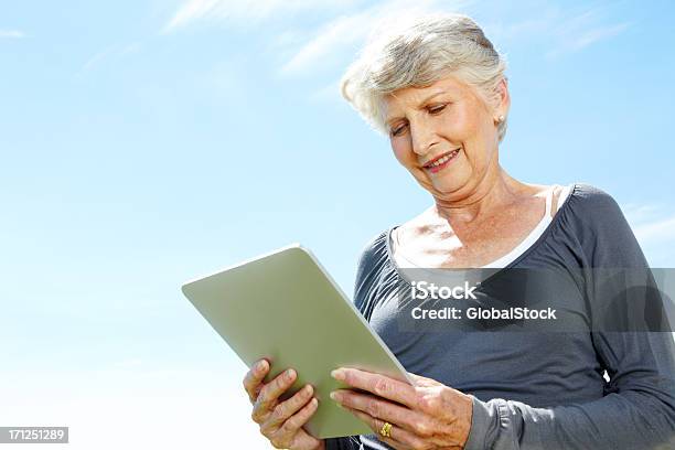 No Hay Límites En La Tecnología Moderna Foto de stock y más banco de imágenes de Adulto - Adulto, Agarrar, Aire libre