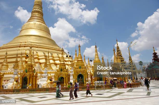 Pellegrini A Pagoda Di Shwedagon Complessi - Fotografie stock e altre immagini di Adulto - Adulto, Ambientazione esterna, Architettura