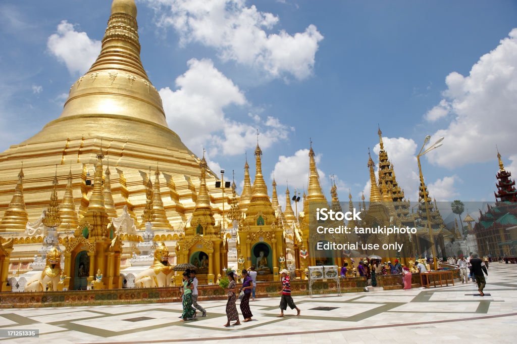 Pilgrims em Pagode de Shwedagon complexo - Royalty-free Adulto Foto de stock