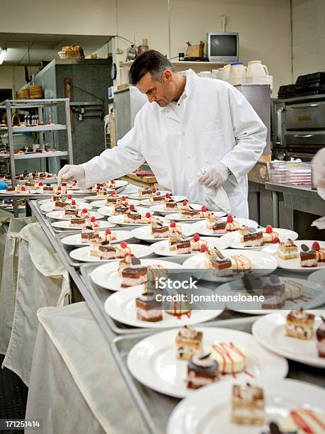 Chef Prepara Desertos De Pastelaria - Fotografias de stock e mais imagens de Cozinha Industrial - Cozinha Industrial, Ocupado, Chefe de Cozinha