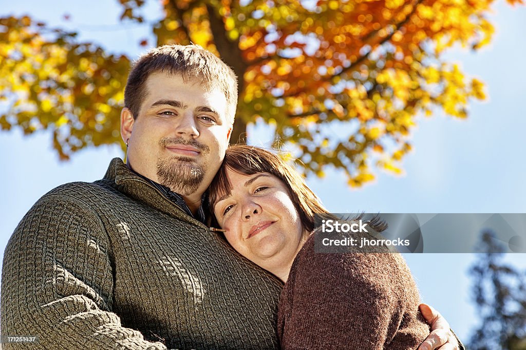 Счастливая осень Пара - Стоковые фото Лишний вес роялти-фри