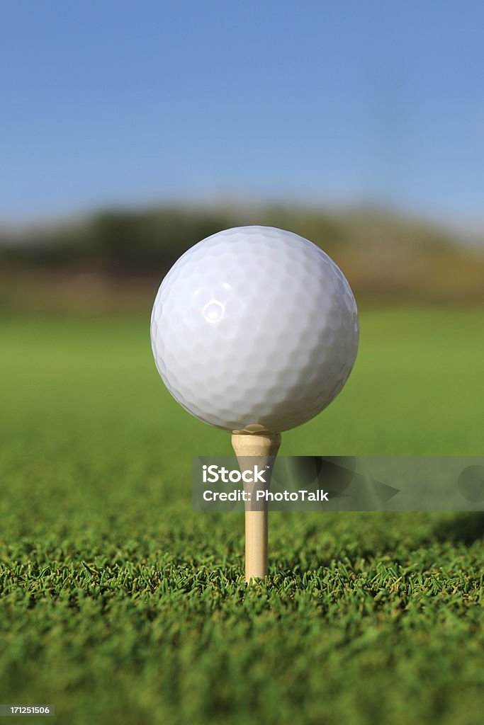 Golfball auf Tee-XL - Lizenzfrei Golftee Stock-Foto