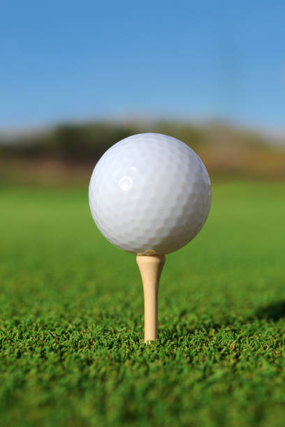 golfball auf tee-xl - golf golf course swinging isolated stock-fotos und bilder