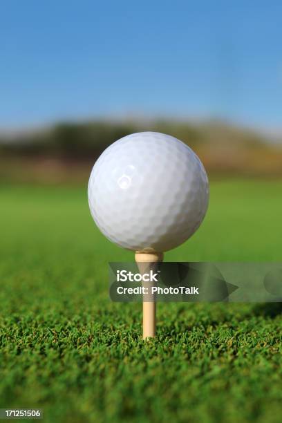 Pelota De Golf En Txl Foto de stock y más banco de imágenes de Tee - Tee, Golpear desde el Tee, Pelota de golf