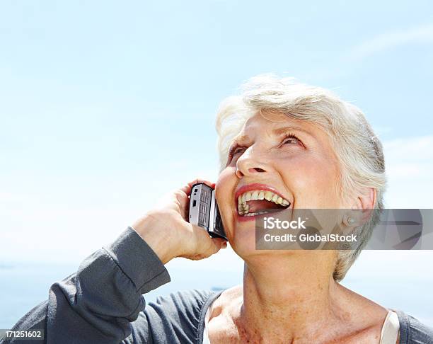 Risos Levantar A Alma Tecnologia De Comunicação - Fotografias de stock e mais imagens de A usar um telefone - A usar um telefone, Adulto, Ao Ar Livre