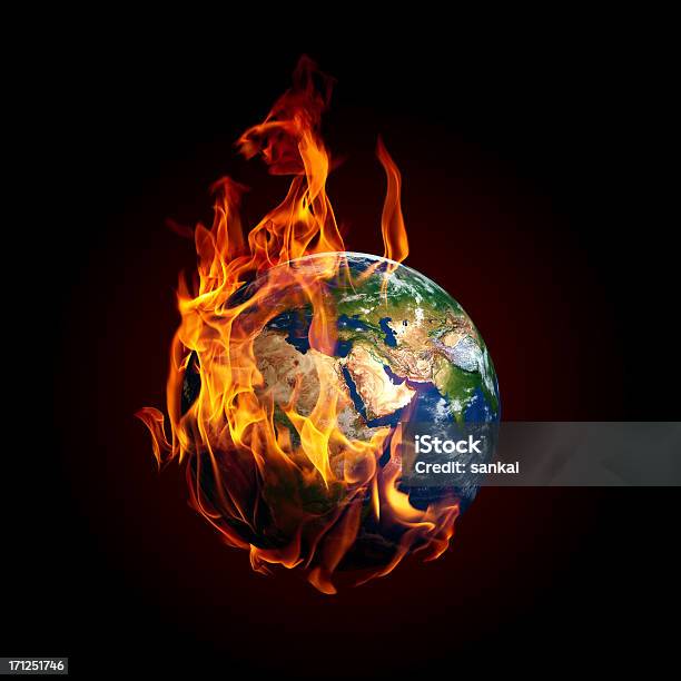 Photo libre de droit de Avion Terre De Feu Isolé Sur Fond Noir banque d'images et plus d'images libres de droit de Globe terrestre - Globe terrestre, Feu, Planète Terre