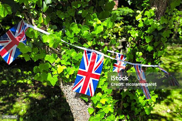 Union Jack Fazendo Bandeirinha Em Torno De Uma Árvore - Fotografias de stock e mais imagens de 2012