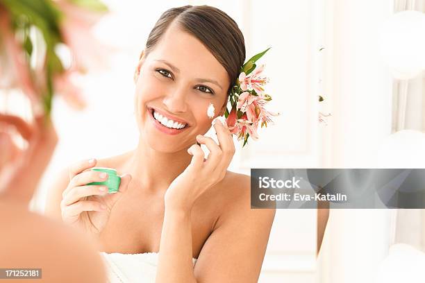 Skin Care Stockfoto und mehr Bilder von Attraktive Frau - Attraktive Frau, Blume, Creme