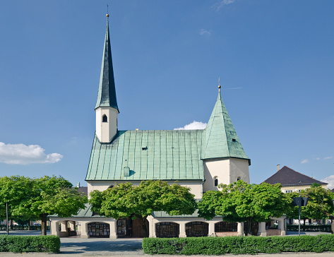 Chapel of Grace (Gnadenkapelle) Altoetting. Altoetting is the town in the Upper Bavarian district Altoetting. It is located 90 km east of Munich. She is nationally known as a place of pilgrimage every year, with over one million visitors.