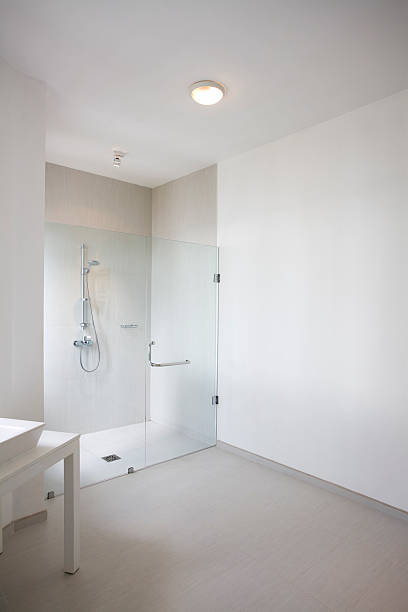 モダンな白いバスルームのシャワー - bathroom shower glass contemporary ストックフォトと画像