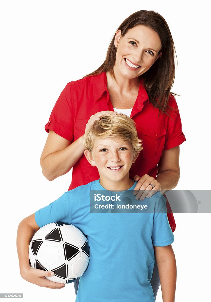 Sorridente madre con figlio con Football-isolato - Foto stock royalty-free di Famiglia