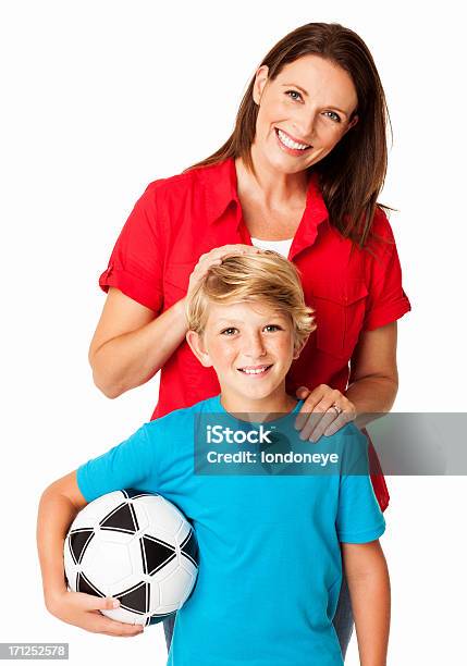 Sorridente Madre Con Figlio Con Footballisolato - Fotografie stock e altre immagini di Famiglia - Famiglia, Sport, Abbigliamento casual