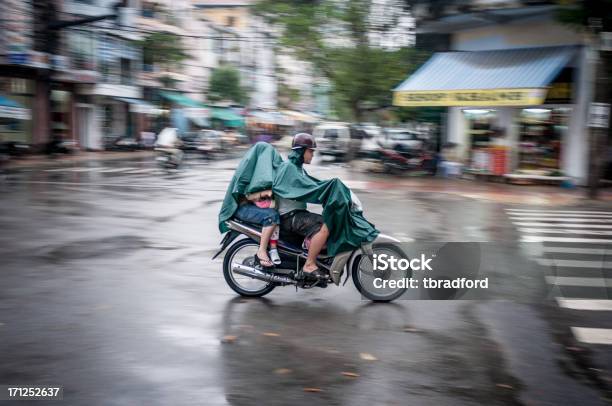 Foto de Três Pessoas Andando Por Meio De Uma Tempestade No Vietnã e mais fotos de stock de Chuva