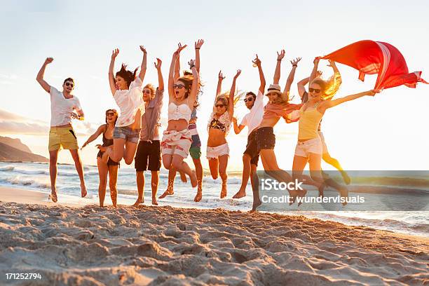 젊은이를 뛰어내림 In 통합 해변 해변에 대한 스톡 사진 및 기타 이미지 - 해변, 파티, 십대