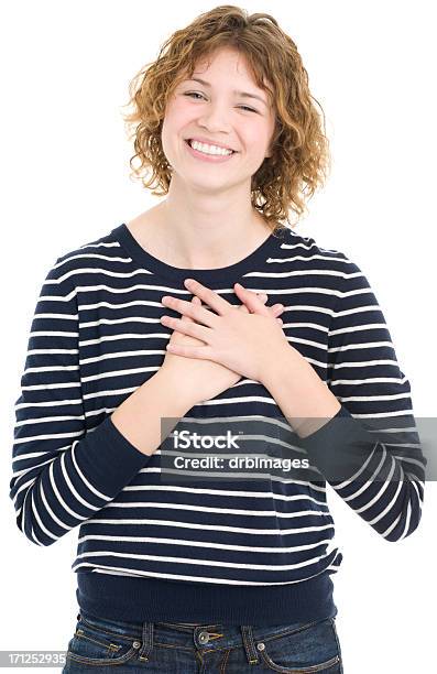 幸せな若い女性胸に手をおく - 胸に手を当てるのストックフォトや画像を多数ご用意 - 胸に手を当てる, 女性, 女性一人