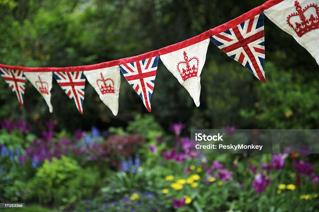 Union Jack Potrzeszcz flagi brytyjskiej zwisa w English Garden - Zbiór zdjęć royalty-free (Chorągiewki)