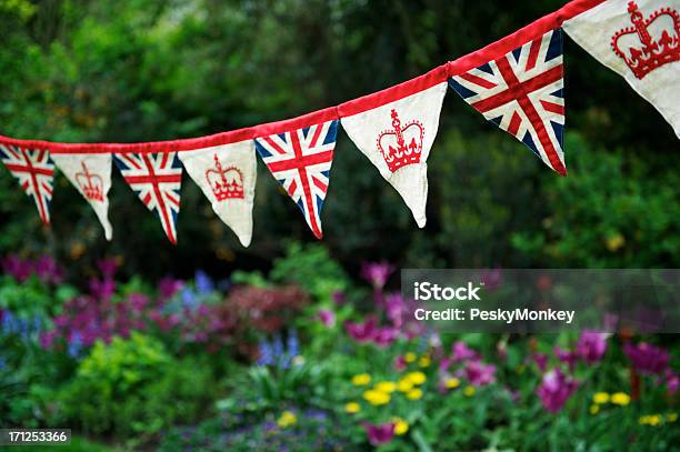 Union Jack Potrzeszcz Flagi Brytyjskiej Zwisa W English Garden - zdjęcia stockowe i więcej obrazów Chorągiewki