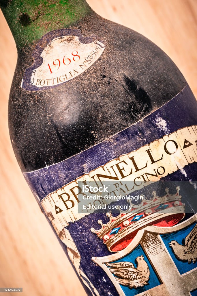 Dusty Butelka Brunello di Montalcino, 1968 Czerwone wino - Zbiór zdjęć royalty-free (Montalcino)