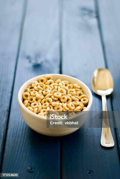 Cheerios Desayuno Foto de stock y más banco de imágenes de Alimento - Alimento, Azul, Banco - Asiento