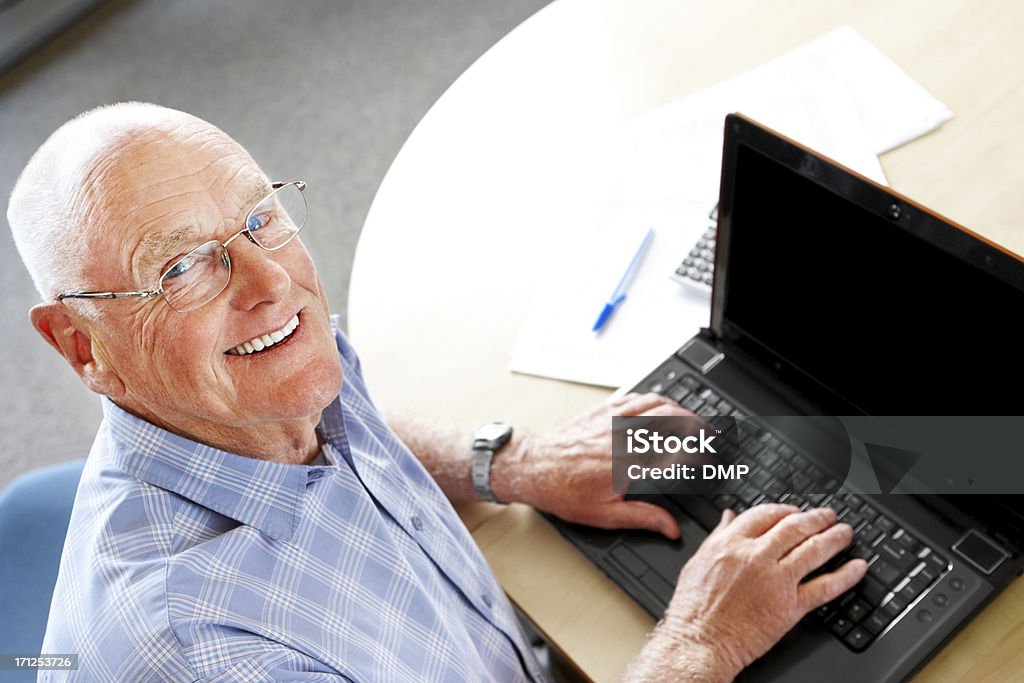 Alter Mann mit einem laptop lächelnd in die Kamera. - Lizenzfrei Aktiver Senior Stock-Foto