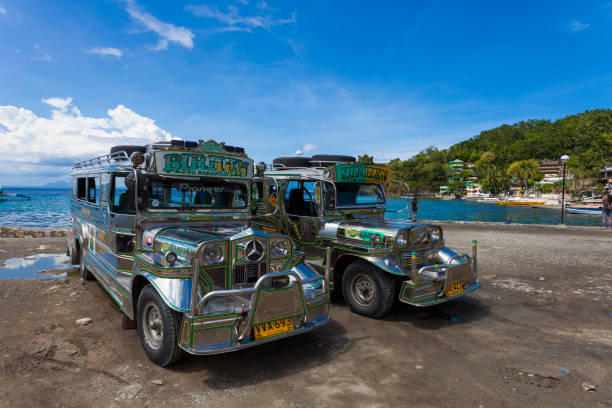 sabang, filippine: jeepneys in spiaggia - puerto galera foto e immagini stock