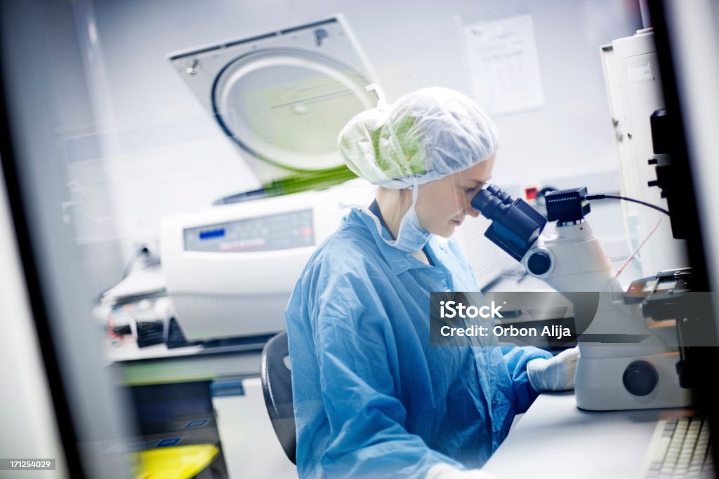 실험실에서 일 하는 여자 - 로열티 프리 현미경 스톡 사진