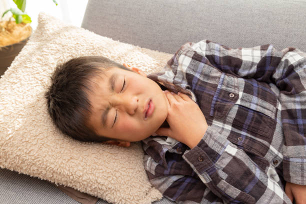 a child suffering from a sore throat. - 12 13 years fotos imagens e fotografias de stock