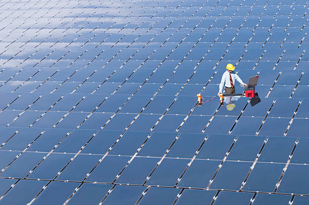 電気エンジニアのソーラーパネルのフィールド - solar panel engineer solar power station solar energy ストックフォトと画像