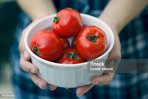 한 토마토를 여성 시계바늘 건강한 생활방식에 대한 스톡 사진 및 기타 이미지 - 건강한 생활방식, 건강한 식생활, 교차 처리