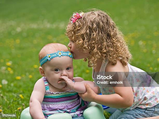 Große Schwester Küssen Kleine Schwesters Head Stockfoto und mehr Bilder von Baby - Baby, Schwester, 2-3 Jahre