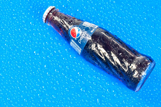 бутылка пепси кола на синий и влажная поверхность - drink sport cola can стоковые фото и изображения