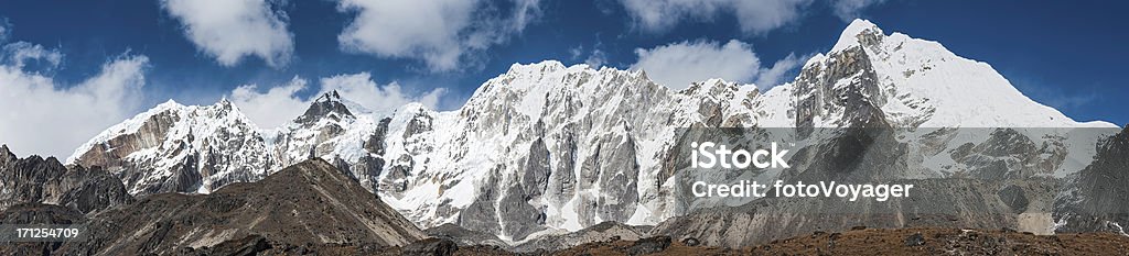 Lobuche East 6119 m mountain ridge panorama Himalaya in Nepal - Foto stock royalty-free di Innevato