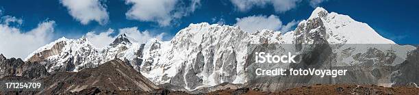 Lobuche East 6119 M Cadeia De Montanhas Panorama Himalaias Nepal - Fotografias de stock e mais imagens de Coberto de Neve