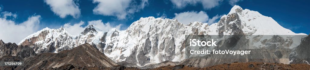 Lobuche East 6119 m Горный хребет панорама Гималаи, Непал - Стоковые фото Покрытый снегом роялти-фри