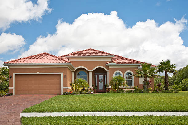 nuova casa in tropici - palm tree florida house residential district foto e immagini stock