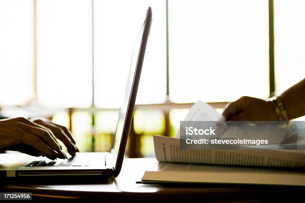 Foto de Computador E Livro Na Biblioteca e mais fotos de stock de Página - Página, Virar, Vista Frontal