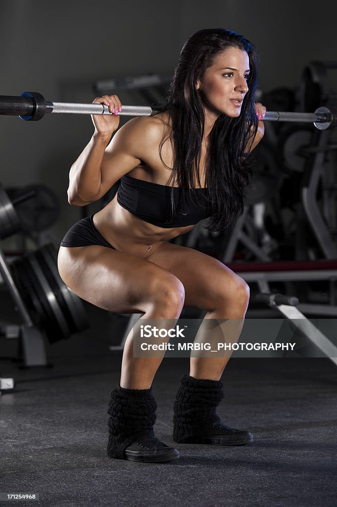 Squat bilanciere - Foto stock royalty-free di Accovacciarsi