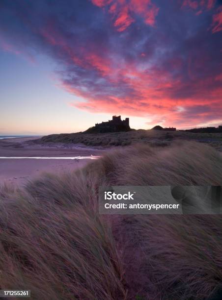 Foto de Castelo De Bamburgh Nascer Do Sol e mais fotos de stock de Castelo de Bamburgh - Castelo de Bamburgh, Bamburgh, Aldeia