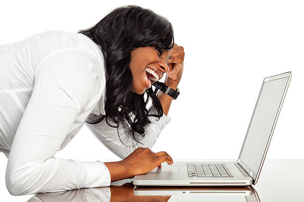 afro-américain de femme d'affaires avec ordinateur portable et de rire - looking at camera smiling desk isolated photos et images de collection