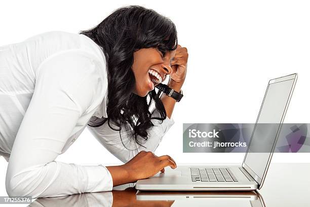 Африканский Американский Деловая Женщина С Ноутбуком Смеяться — стоковые фотографии и другие картинки Белый фон