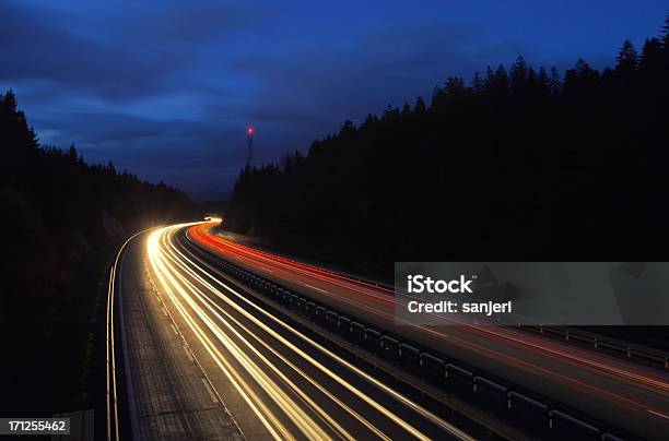 Higway Por La Noche Foto de stock y más banco de imágenes de Furgoneta - Furgoneta, Noche, Oscuro